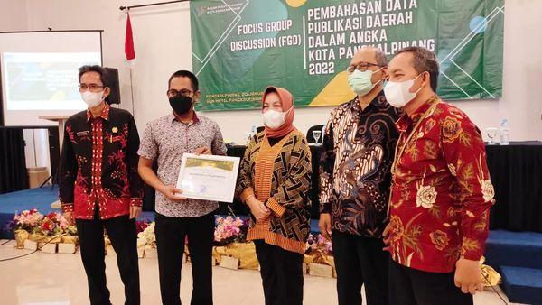 Giving Awards to OPD or Agencies in Pangkalpinang